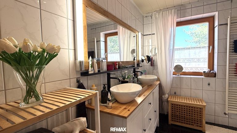 Badezimmer mit Dusche, WC und Eckbadewanne