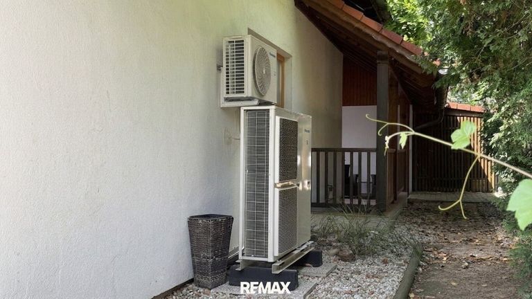 hinter dem Haus Luftwärmepumpe und Klimaaußengerät