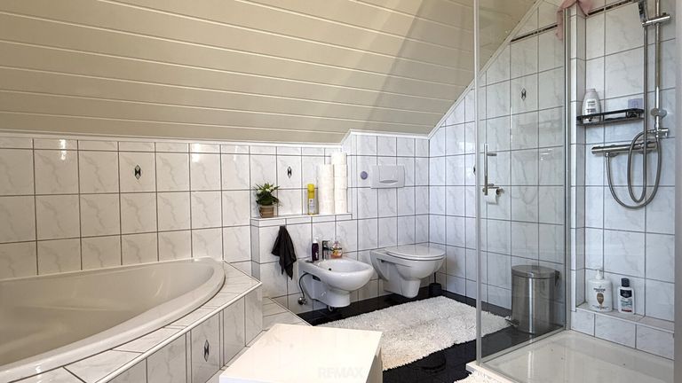 Dusche, WC und Eckbadewanne