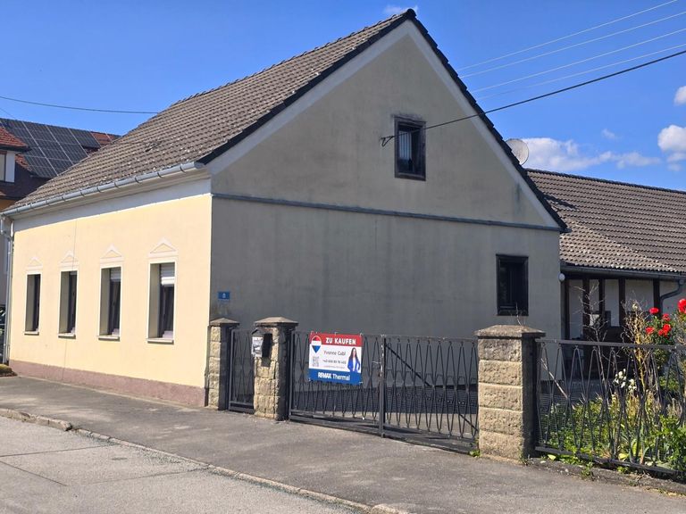 Haus mit Einfahrtstor