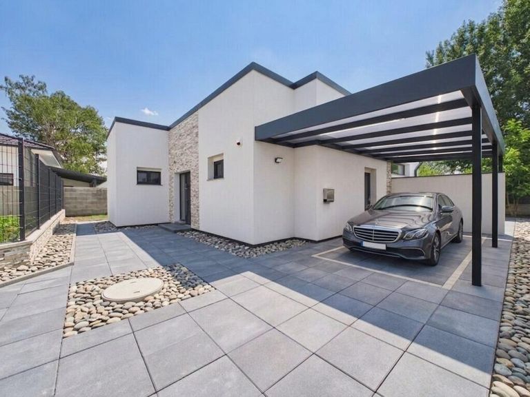 Außenansicht – Nordseite mit Carport_KI