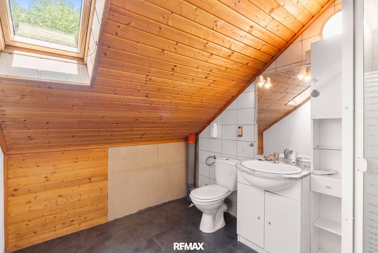 Badezimmer DG (KI geräumt)