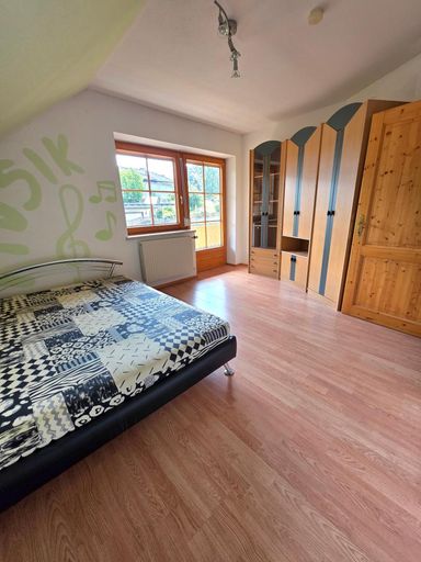 OG großes Schlafzimmer mit Balkon