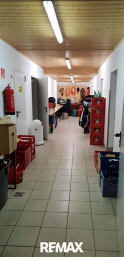 Gang im Keller