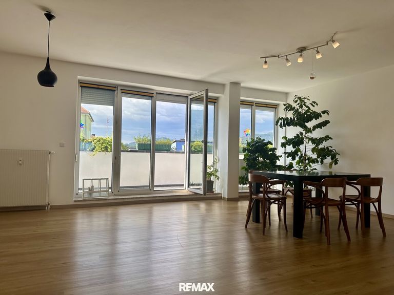Wohn-Esszimmer mit Terrasse