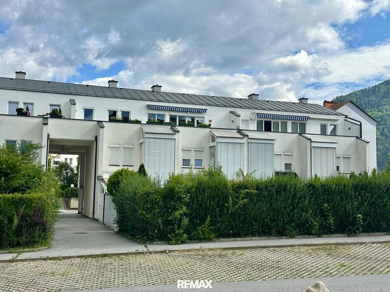 Außenansicht mit Besucherparkplätzen