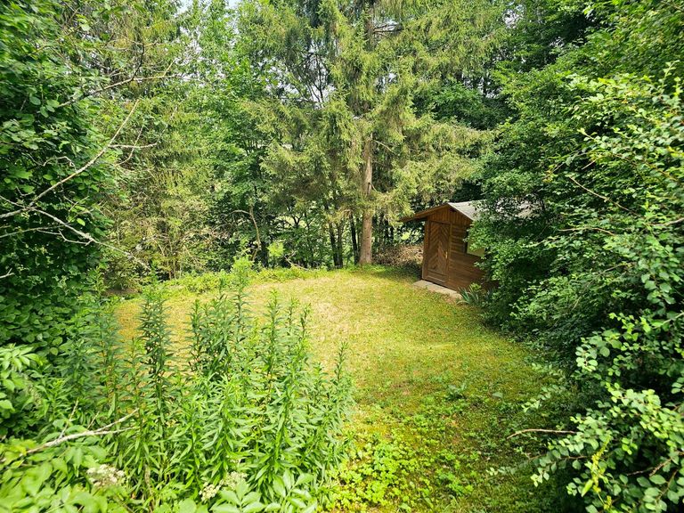 Grundstück und Gartenhütte