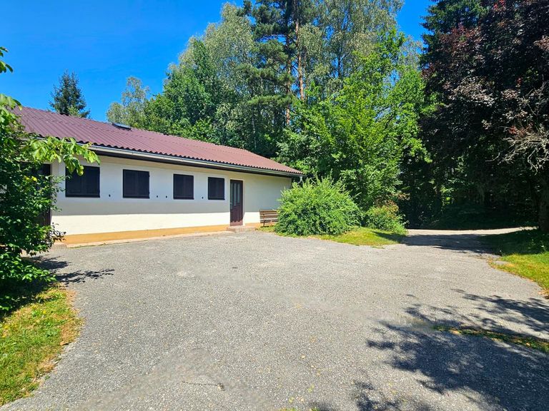 Bungalow und Zufahrt