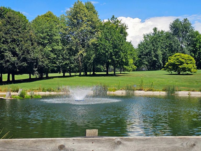 und dem Golfpark entlang