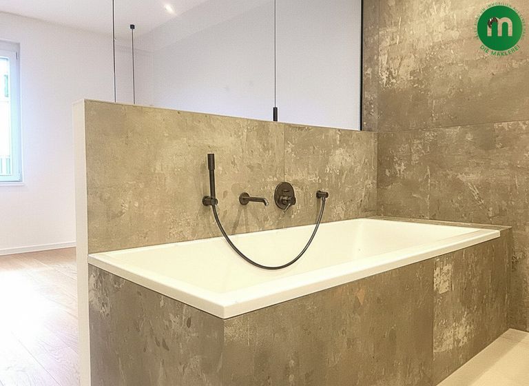 Badewanne im Master-Bad