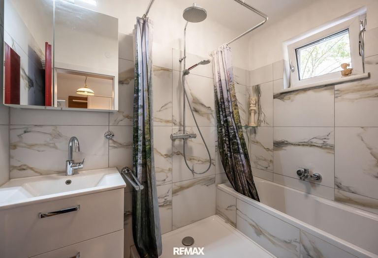 Bad inkl. Wanne und Dusche sowie Waschbecken, renoviert