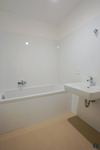 Badezimmer mit Wanne und Walk-in Dusche
