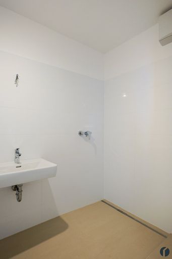 Badezimmer mit Wanne und Walk-in Dusche