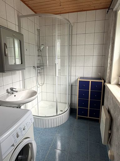 Duschbad mit Waschmaschine