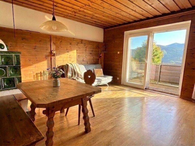 Wohnzimmer mit Blick auf den Balkon
