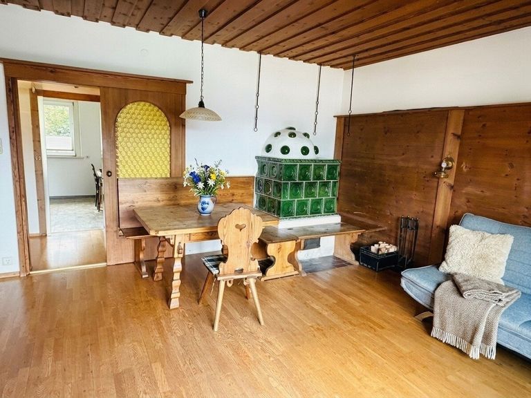 Wohnzimmer mit Kachelofen