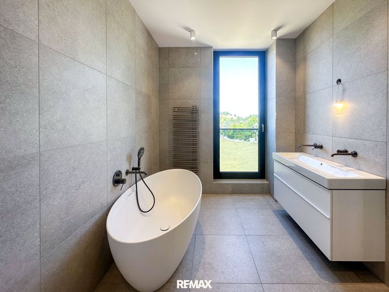 Badezimmer mit Badewanne und Dusche