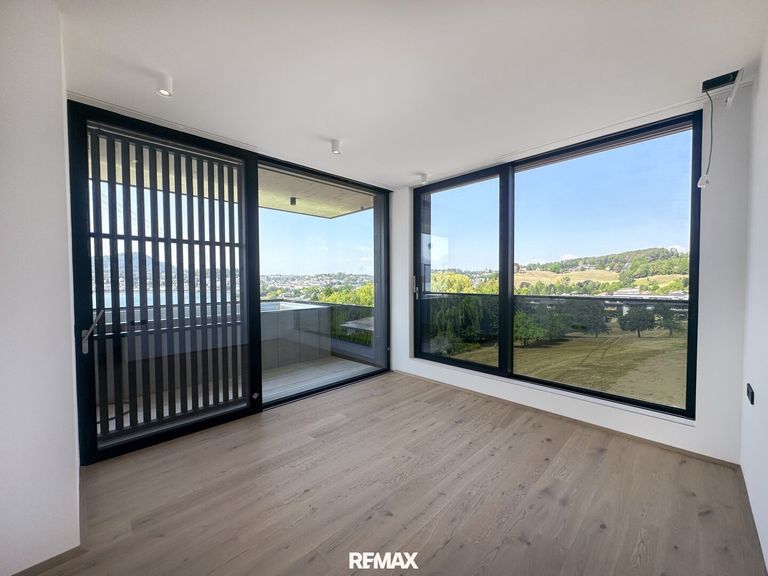 Schlafzimmer mit Ausgang auf die Terrasse und Pool