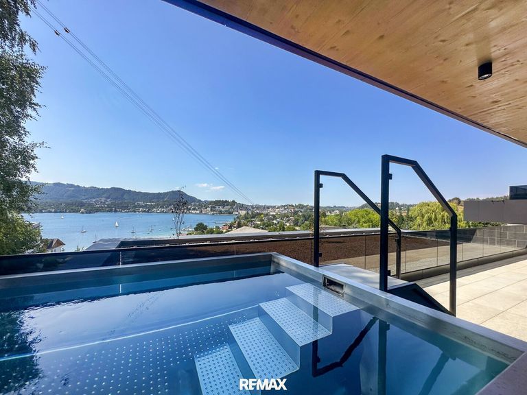 Terrasse mit Pool