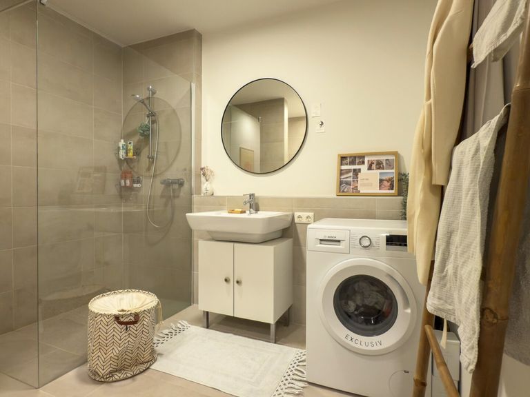Badezimmer mit WM-Anschluss und Dusche