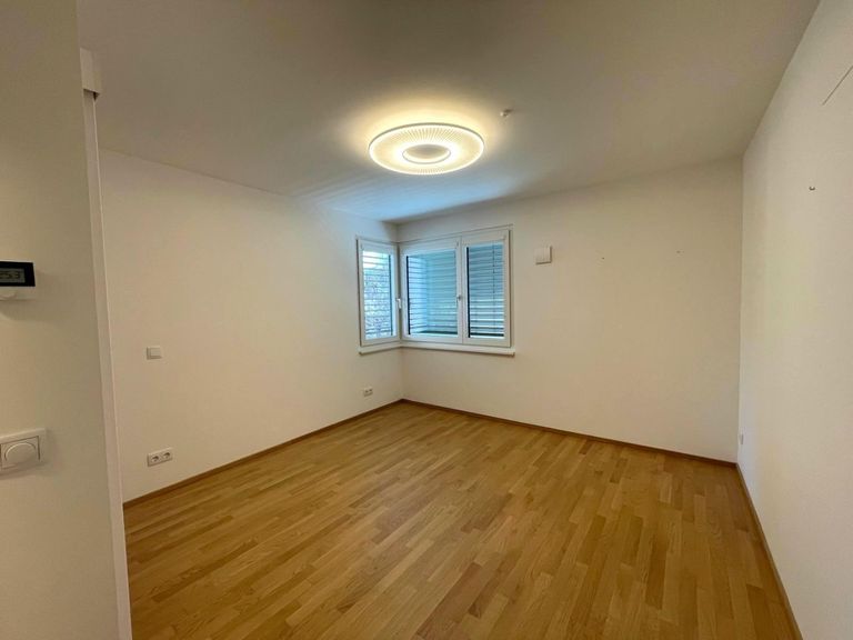 Schlafzimmer 2 von 2 mit begehbarer Garderobe