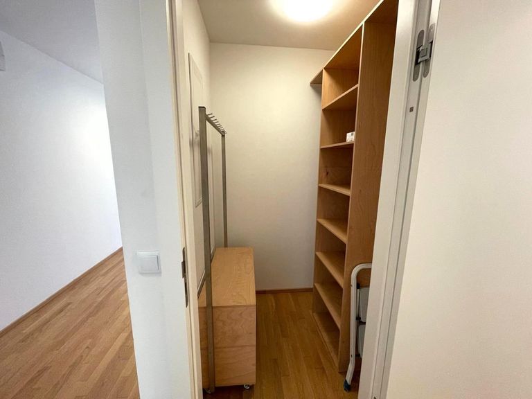 Schlafzimmer 2 von 2 mit begehbarer Garderobe