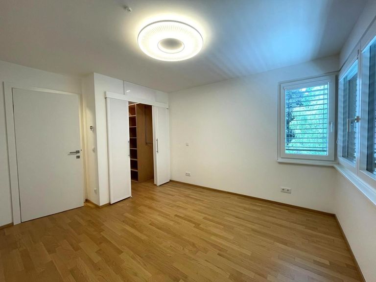 Schlafzimmer 2 von 2 mit begehbarer Garderobe