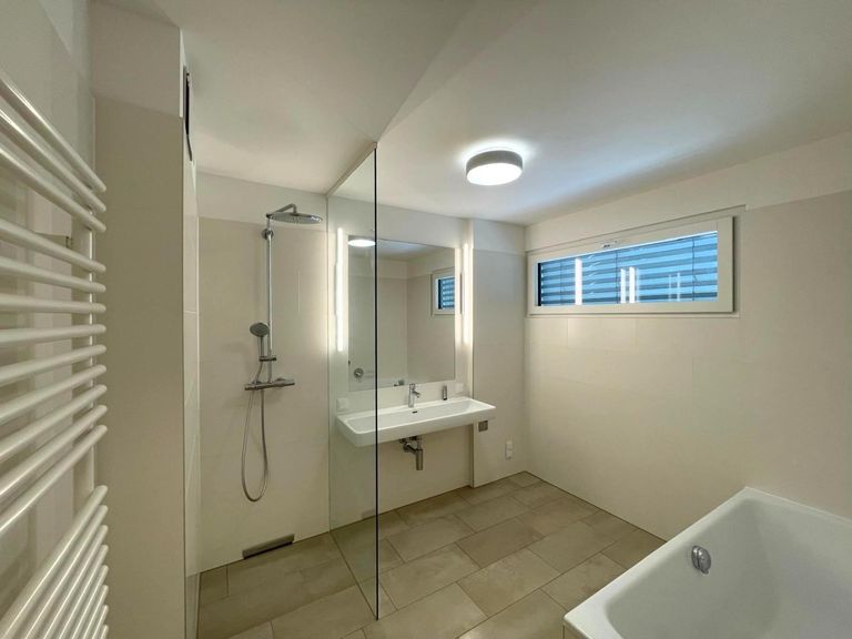 Bad mit Walk-In Dusche, Wanne, Leuchtspiegel