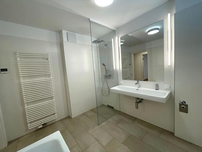 Bad mit Walk-In Dusche, Wanne, Leuchtspiegel