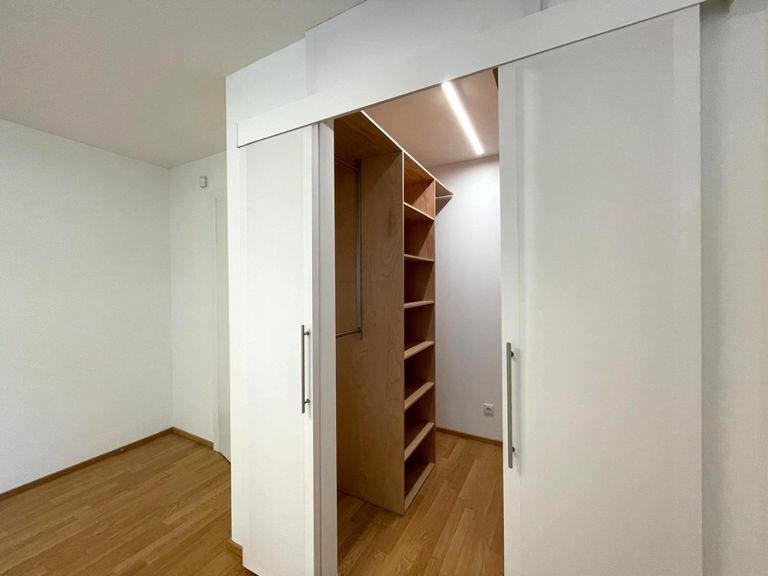 Schlafzimmer 2 von 2 mit begehbarer Garderobe