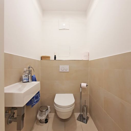 getrenntes WC mit Handwaschbecken