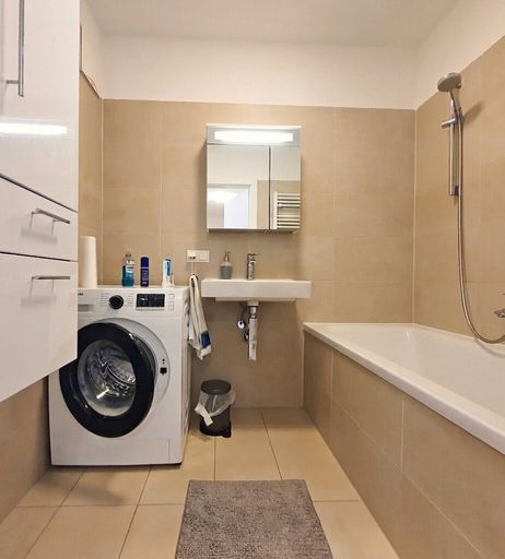 modernes Bad mit Badewanne