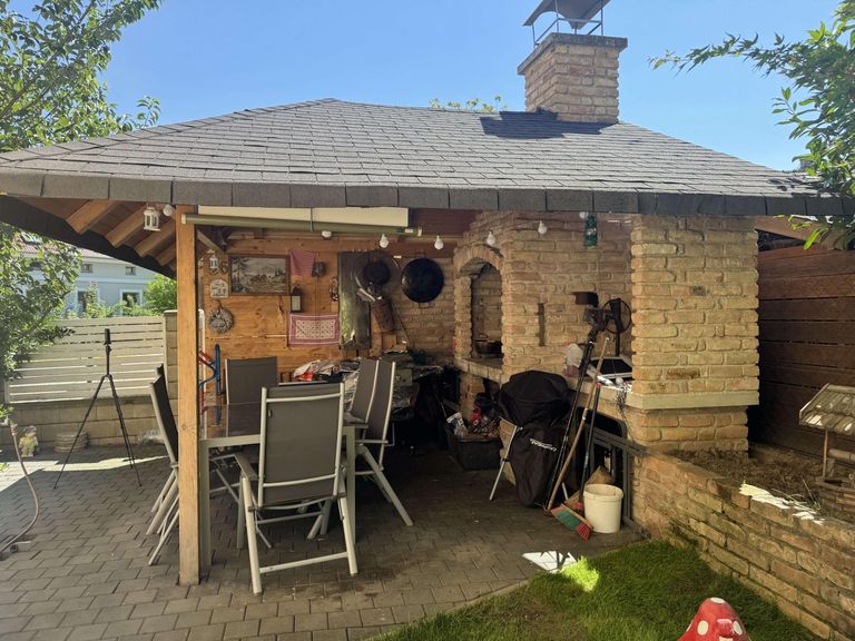 Gartenlaube mit Griller