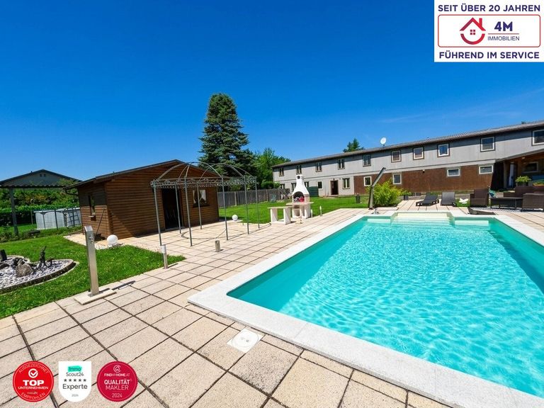 Außenansicht mit Pool