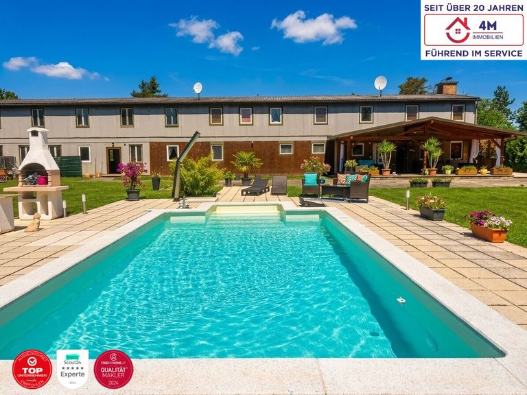 Außenansicht mit Pool'