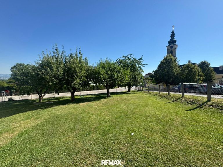 Blick vom Garten auf die Schartner Kirche