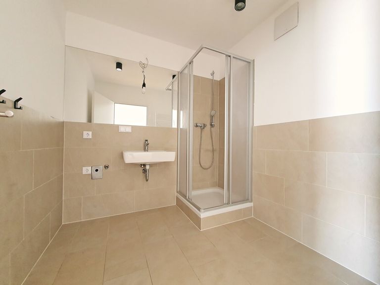 modernes Bad mit Dusche und WM Anschluss