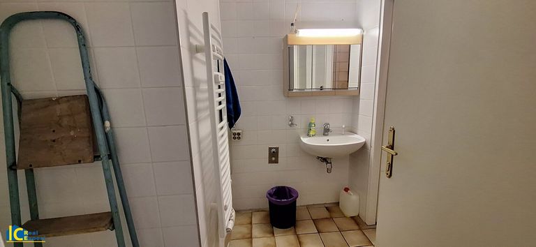 WC mit Handwaschbecken