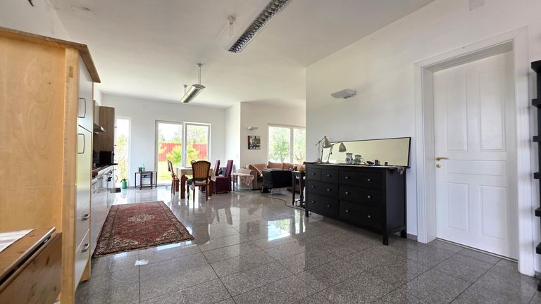 Büro und Aufenthaltsräume (2)
