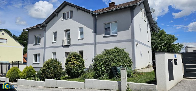 Neues Dach mit Sonnenkollektoren