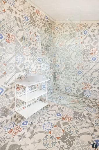 Badezimmer mit Walk-in Dusche