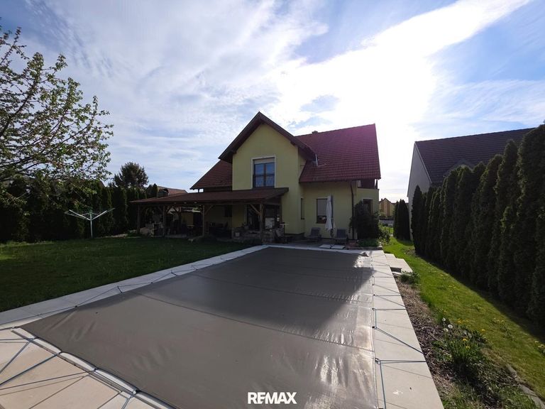 Hausansicht poolseitig