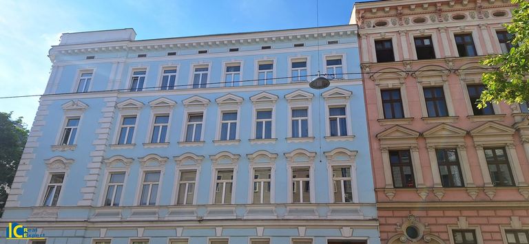 Stilaltbau mit gegliederter Fassade
