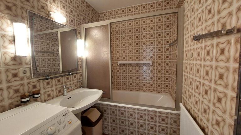 11 Badezimmer mit Wanne