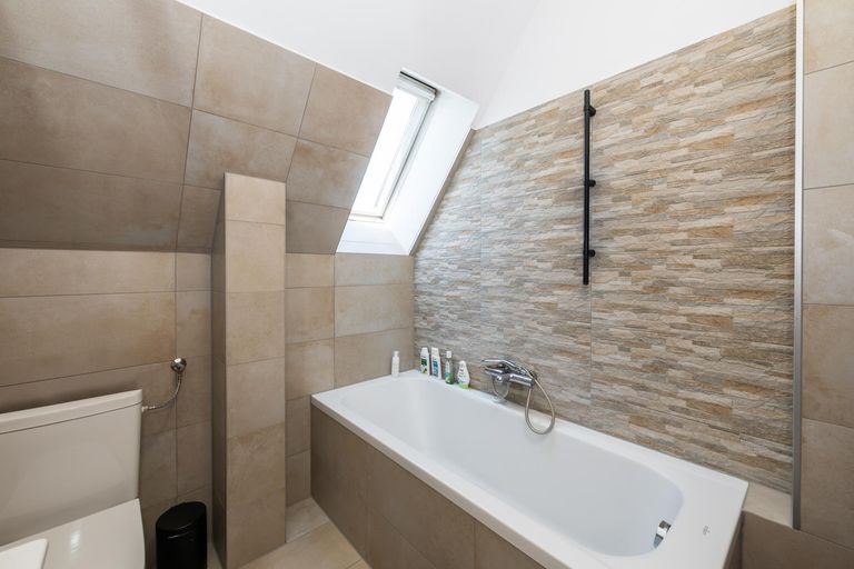 Badezimmer mit Wanne DG