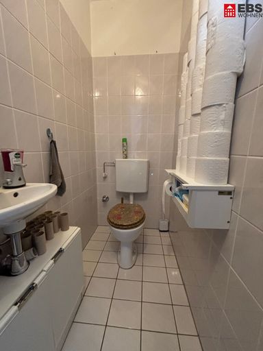 WC mit extra Waschbecken