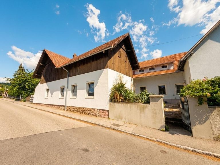 Gebäude Strapenseite