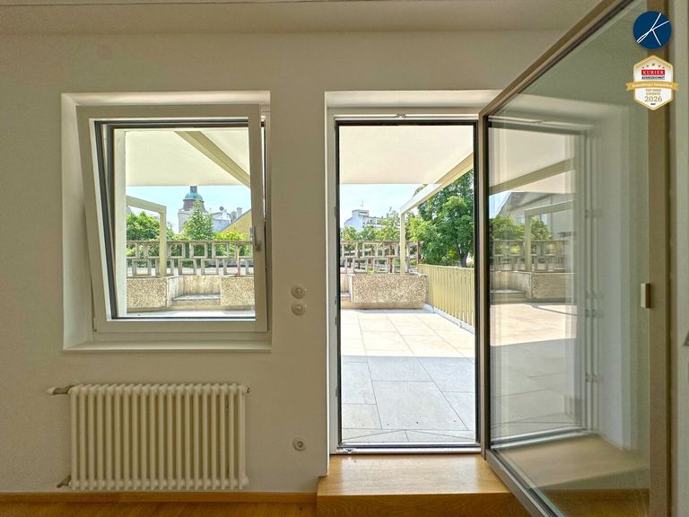 Blick von Wohnzimmer auf Terrasse