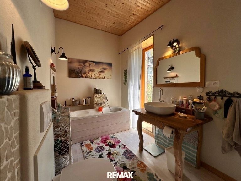 1. Badezimmer inklusive Badewanne