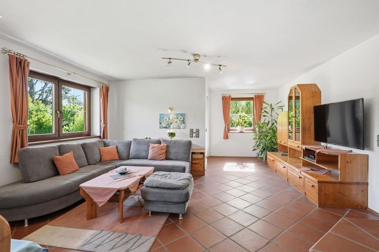 Heller offener Wohnbereich mit Zugang zur Terrasse